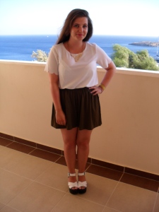 my favourite outfit of the holiday! still so tired looking though aha - top: topshop, shorts: ASOS, necklace: pull&bear at ASOS, (the most beautiful) shoes: topshop